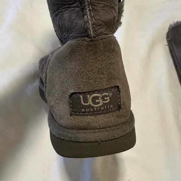 Grey Bailey Button Triplet Uggs - Picture 2 of 2